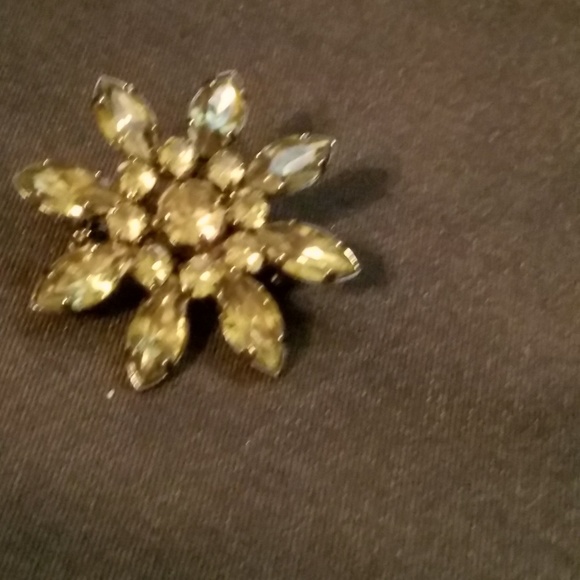 Jewelry - Vintage broach